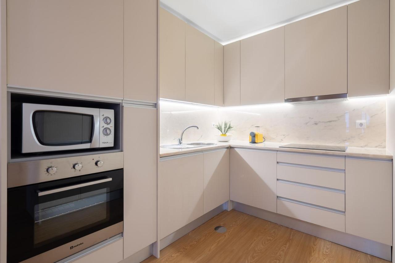 Host Wise - Colorful Bright Flat With Balcony Apartament