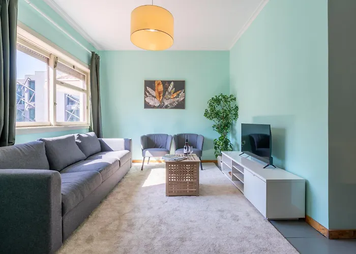 Host Wise - Colorful Bright Flat With Balcony